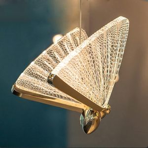 Suspension Papillon Dorée – Élégance et poésie lumineuse