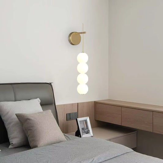 Applique Murale Design Doré avec Boules en Verre Opalin – Style Contemporain