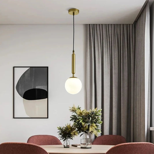 Suspension Élégante – Laiton Doré et Globe en Verre Martelé