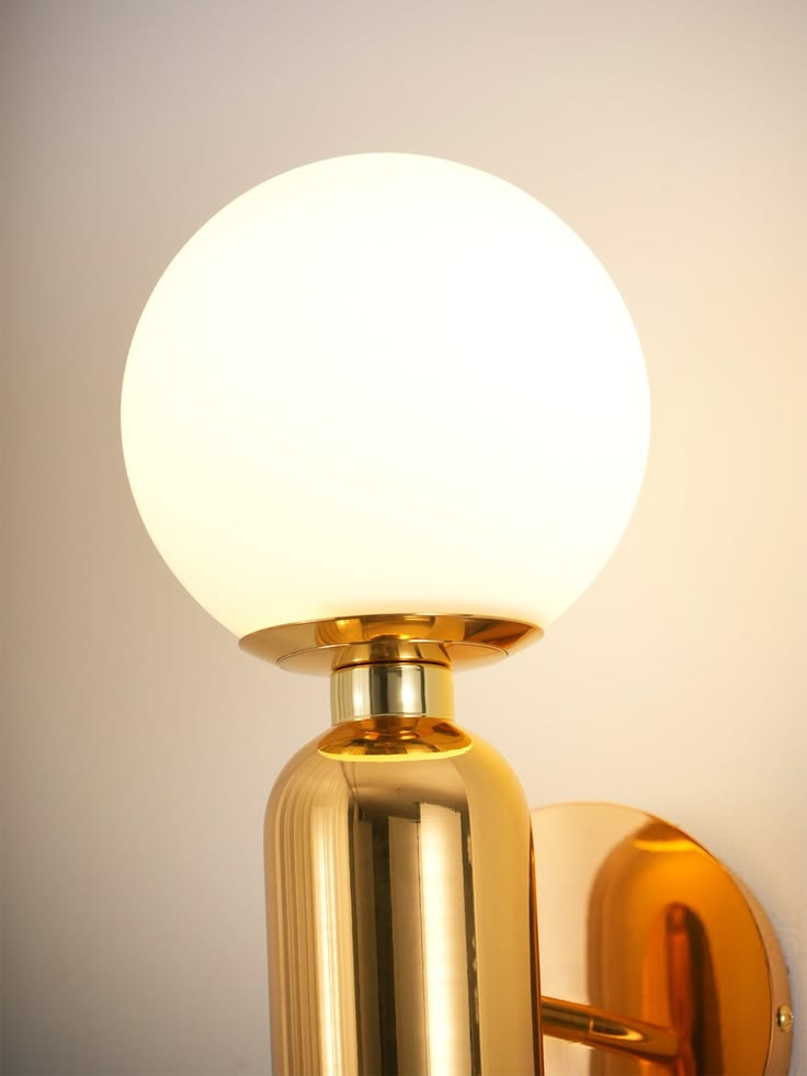 Applique Murale LED Luxe Dorée avec Globe en Verre Blanc