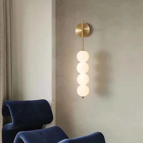 Applique Murale Design Doré avec Boules en Verre Opalin – Style Contemporain